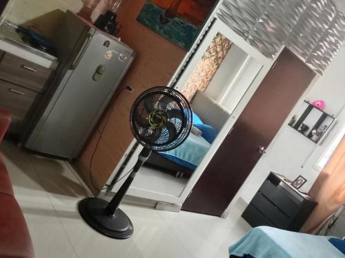 een zwarte ventilator in een kamer met een slaapkamer bij Estancias ALELI ,entre/sal.aerpto,terml traspt,CC.unico,baseMFS in Cali