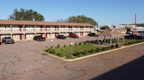 an empty parking lot in front of a motel at Countryside Inn in Malakoff