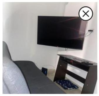 een slaapkamer met een tv en een bureau met een toetsenbord bij Sabaneta in Sabaneta