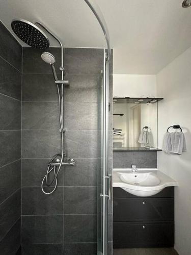 La salle de bains est pourvue d'une douche et d'un lavabo. dans l'établissement Joli Studio proche Paris; Stade de France, à Saint-Denis