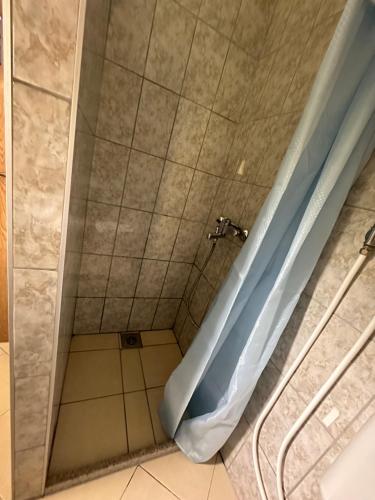 een douche met een douchegordijn in de badkamer bij B&B Hills Bihać in Bihać