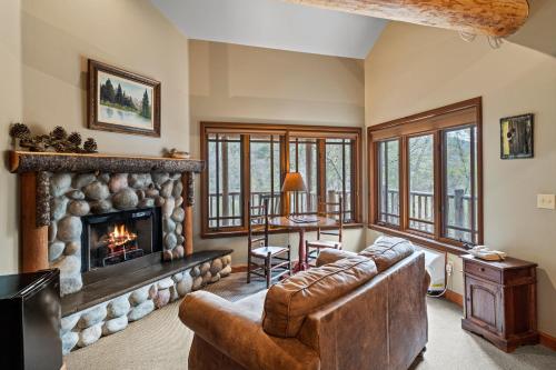 a living room with a couch and a fireplace at Weasku Inn in Grants Pass