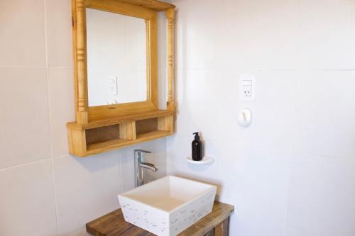 La salle de bains est pourvue d'un lavabo et d'un miroir. dans l'établissement Finca Rosablanca, à Tunuyán