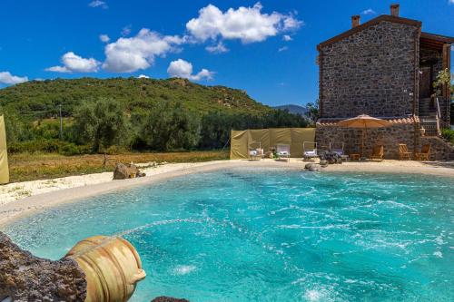 una gran piscina frente a un edificio en Casale Buona TerraMia, en Castiglione di Sicilia