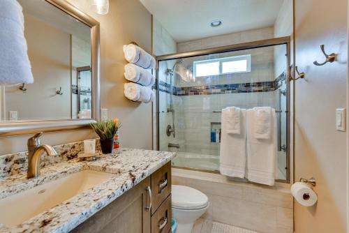 W łazience znajduje się umywalka, prysznic i toaleta. w obiekcie Family-Friendly Clearfield Home with Hot Tub! w mieście Clearfield