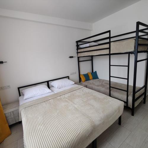 Ein Bett oder Betten in einem Zimmer der Unterkunft Checkpoint Goght