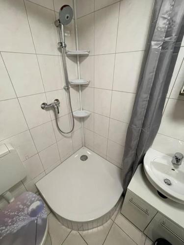 Baño pequeño con aseo y lavamanos en Zentrale Wohnung in Düren en Düren - Eifel