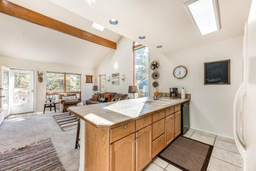 Bathroom sa Bright Townhome - 1 Mile to Downtown Cloudcroft