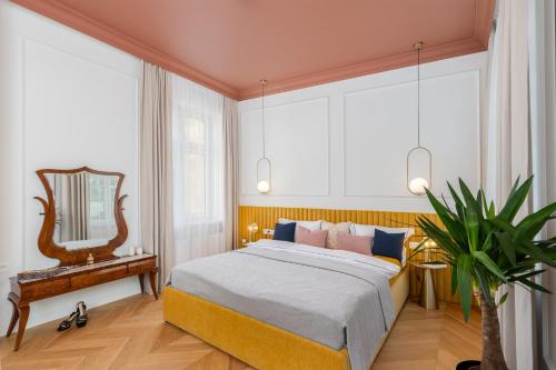 - une chambre avec un lit, un miroir et une chaise dans l'établissement Premium apartment in Parisian style in the heart of Old Krakow, à Cracovie