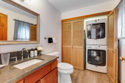 ein Badezimmer mit einem Waschbecken, einer Waschmaschine und einem Trockner in der Unterkunft Fletcher Bay Overlook in Fletcher Bay