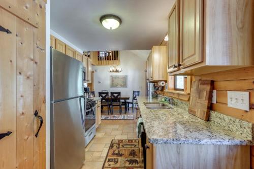 Η κουζίνα ή μικρή κουζίνα στο Blairsville Cabin in the Pines 1 Mi to Lake