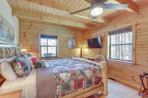Ένα ή περισσότερα κρεβάτια σε δωμάτιο στο Blairsville Cabin in the Pines 1 Mi to Lake