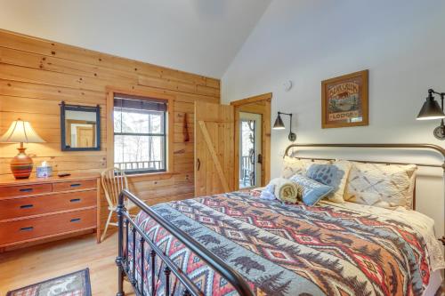 Ένα ή περισσότερα κρεβάτια σε δωμάτιο στο Blairsville Cabin in the Pines 1 Mi to Lake