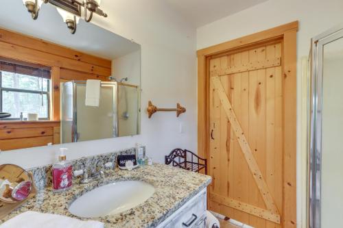 Η κουζίνα ή μικρή κουζίνα στο Blairsville Cabin in the Pines 1 Mi to Lake