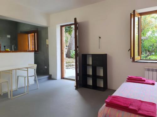 1 dormitorio con cama, escritorio y mesa en Nutt House with garden near the sea, en Altavilla Milicia