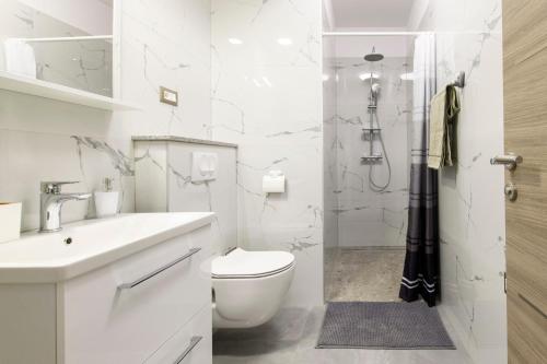 スプリトにあるApartment Delalleのトイレとシャワー付きの白いバスルーム