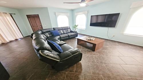 TV a/nebo společenská místnost v ubytování Villa Sonari 3, Inside a private complex of 4 by Kivoya