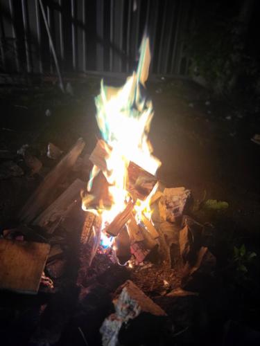 ognisko w nocy na podwórku w obiekcie Makins trap 