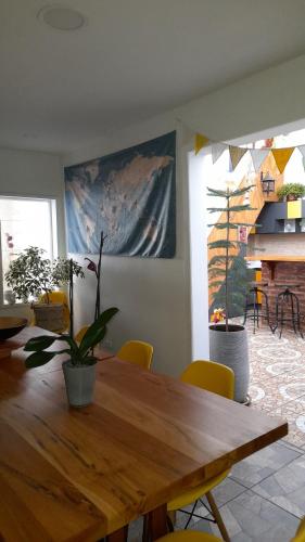une table à manger avec des chaises et un tableau mural dans l'établissement Casa Fibonacci, à Valparaíso
