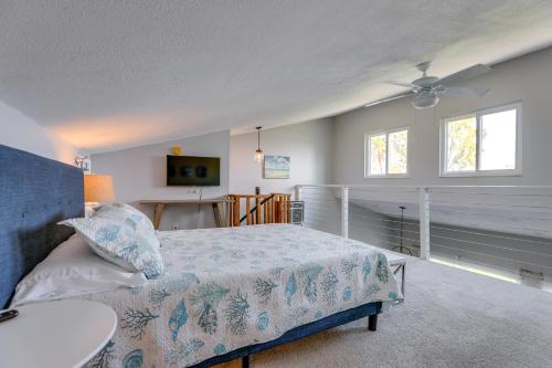 una camera da letto con un letto e un ventilatore a soffitto di Walk to Beach Condo with Pool in Indian Shores! a Clearwater Beach