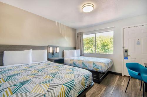 um quarto de hotel com duas camas e uma janela em Motel 6-Russellville, AR em Russellville