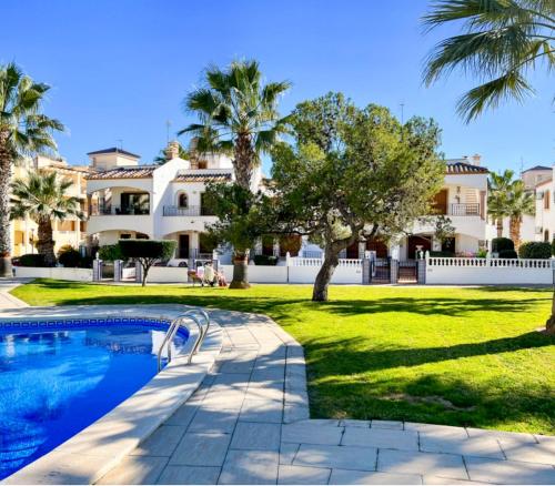 una casa con piscina y palmeras en Casa Domenico, en Alicante