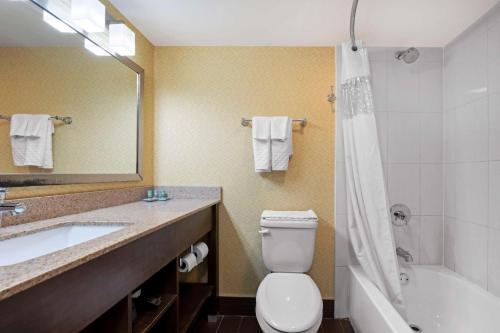 ein Bad mit einem WC, einem Waschbecken und einer Dusche in der Unterkunft Best Western University Inn at Valparaiso in Valparaiso