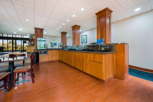 Kuchyň nebo kuchyňský kout v ubytování Best Western Detroit Livonia