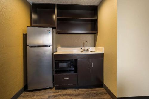 Kuchyň nebo kuchyňský kout v ubytování Best Western Detroit Livonia