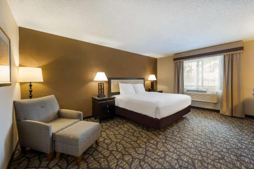 Postel nebo postele na pokoji v ubytování Best Western Detroit Livonia