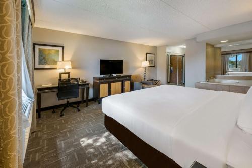 Postel nebo postele na pokoji v ubytování Best Western Detroit Livonia