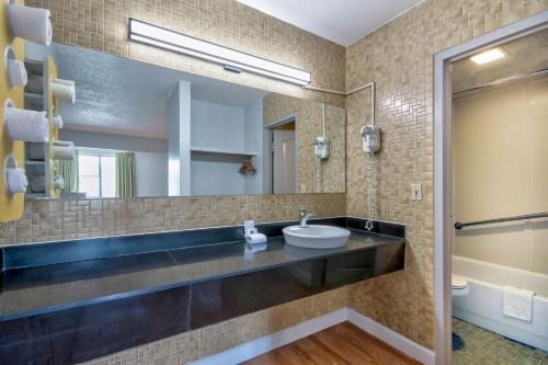 uma casa de banho com um lavatório e um espelho em Motel 6-Springfield, OH em Springfield