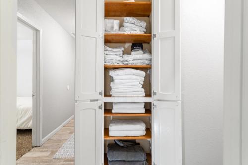 un armario con toallas blancas en los estantes en Home Vest en Lancaster