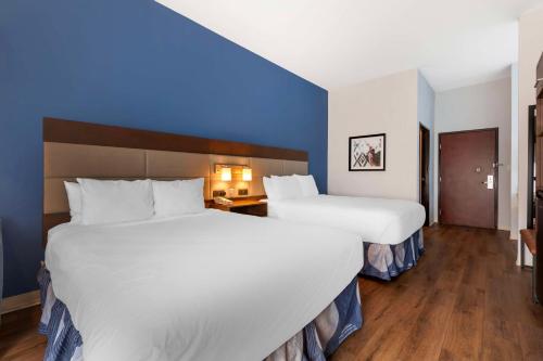 Katil atau katil-katil dalam bilik di Best Western Sycamore Inn