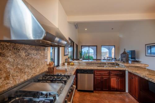 a kitchen with a stove and a counter top at Rancho Las Cruces in Las Cruces