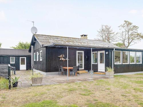 Casa negra con patio y mesa en 6 person holiday home in S by en Sæby