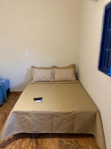 a bed in a corner of a room at Cantinho caipira in Aparecida