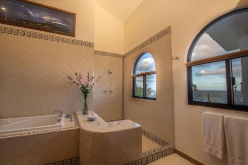 a bathroom with a bath tub and a sink at Rancho Las Cruces in Las Cruces