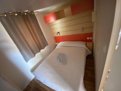 サンミゲル・デ・アボナにあるCasas Palmaの青いアイテムが付いた小さな部屋の小さなベッド1台