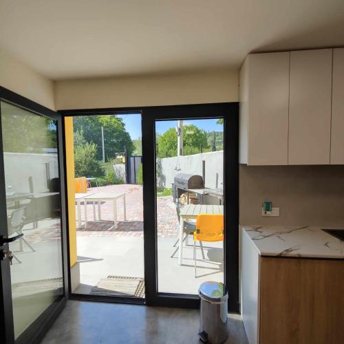 eine Küche mit Glasschiebetüren, die auf eine Terrasse führen in der Unterkunft Checkpoint Goght in Goghtʼ