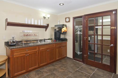 Virtuvė arba virtuvėlė apgyvendinimo įstaigoje Valley Inn Shakopee