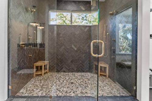 ein Bad mit einer Dusche und einer Glastür in der Unterkunft Benjamin Manor in Cedar Creek Lake in Malakoff