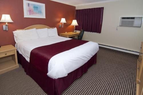 Una cama o camas en una habitación de Valley Inn Shakopee