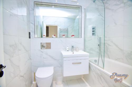 uma casa de banho com um WC, um lavatório e um chuveiro em Amazing place in Finsbury Park em Londres