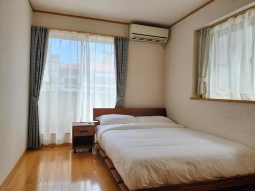 江戸川House（小岩车站400米一户建） في طوكيو: سريرين في غرفة مع نافذة