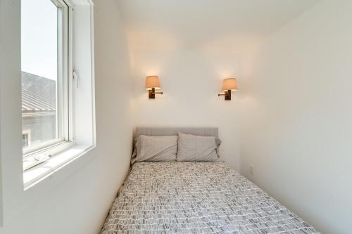Postel nebo postele na pokoji v ubytování Apartment Near Juneau Downtown Historic District
