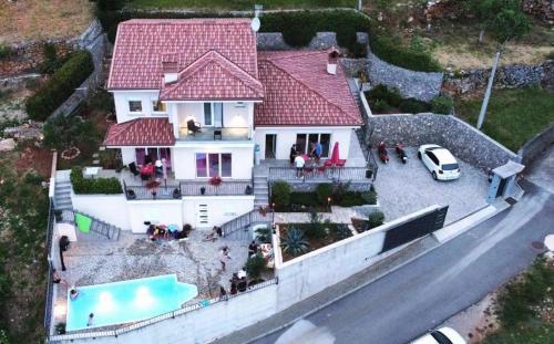 - une vue aérienne sur une maison avec une piscine dans l'établissement Apartment Ivy2, à Lovran