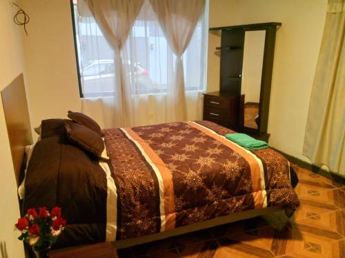sypialnia z łóżkiem i dużym lustrem w obiekcie La casa de Almicar Departamento 3 w mieście Juivi