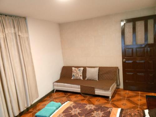 mały pokój z kanapą i drzwiami w obiekcie La casa de Almicar Departamento 3 w mieście Juivi