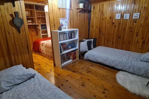- une chambre avec 2 lits et une étagère dans l'établissement Bienvenue à la Garette, à Beaufort